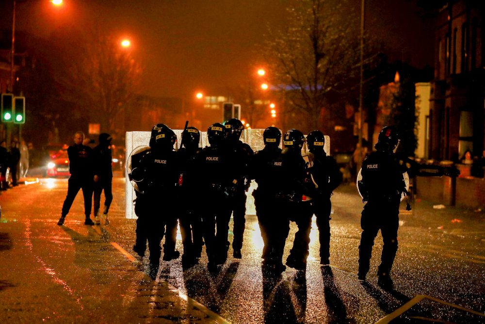 Northern Ireland government to meet as riots escalate