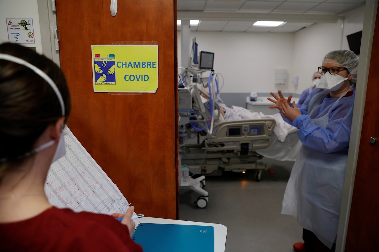 France reports further rise in COVID-19 intensive care patients