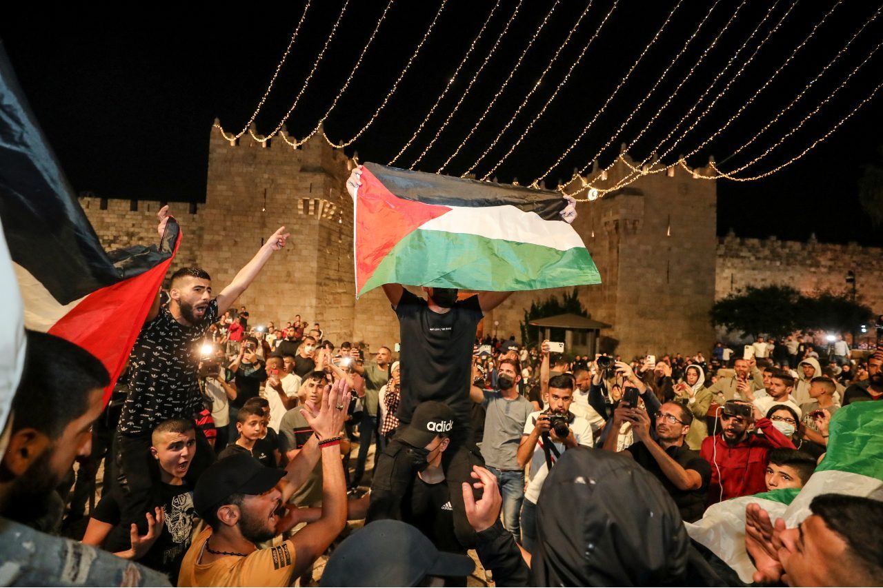 Palestinians cheer as Israeli barriers come down after Jerusalem Ramadan clashes