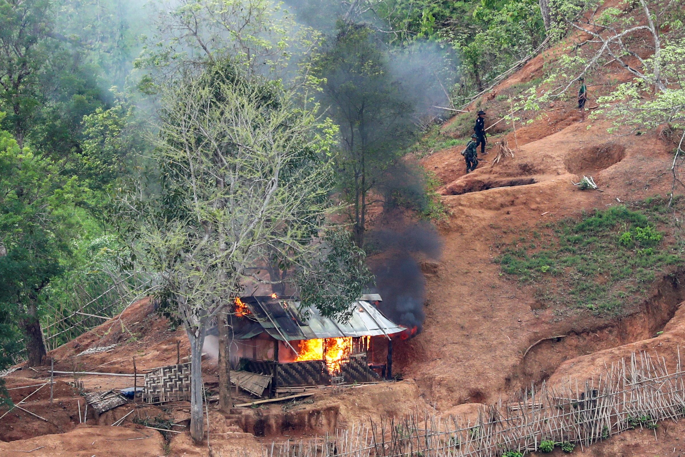 Ribuan penduduk desa Myanmar siap mengungsi dari kekerasan ke Thailand