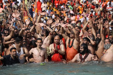 ‘Super-spreader’ erupts as devout Hindus throng Indian festival