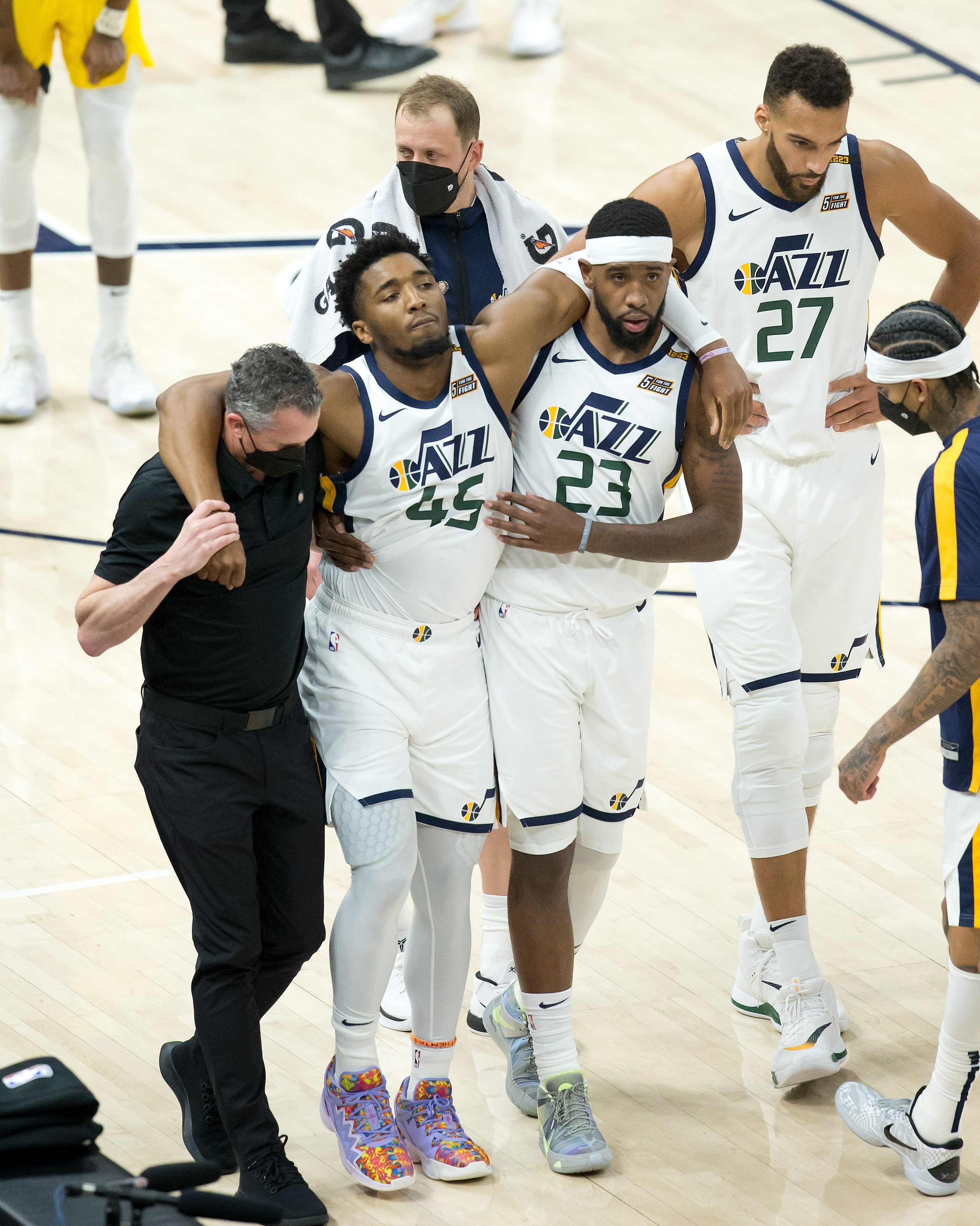 Jazz star Donovan Mitchell exits with sprained right ankle