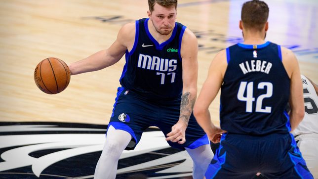LOOK: Ex-MVP Derrick Rose gifts Luka Doncic with autographed jersey