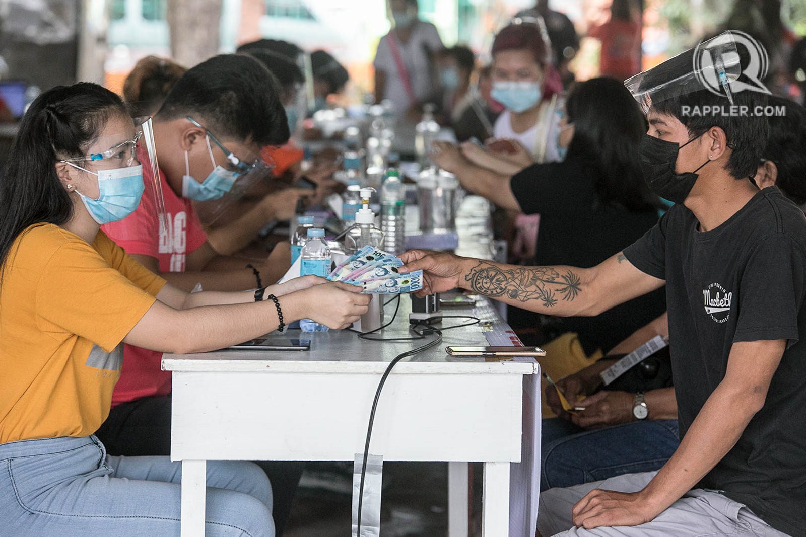 Metro Manila LGUs begin distributing 2021 ECQ ‘ayuda’