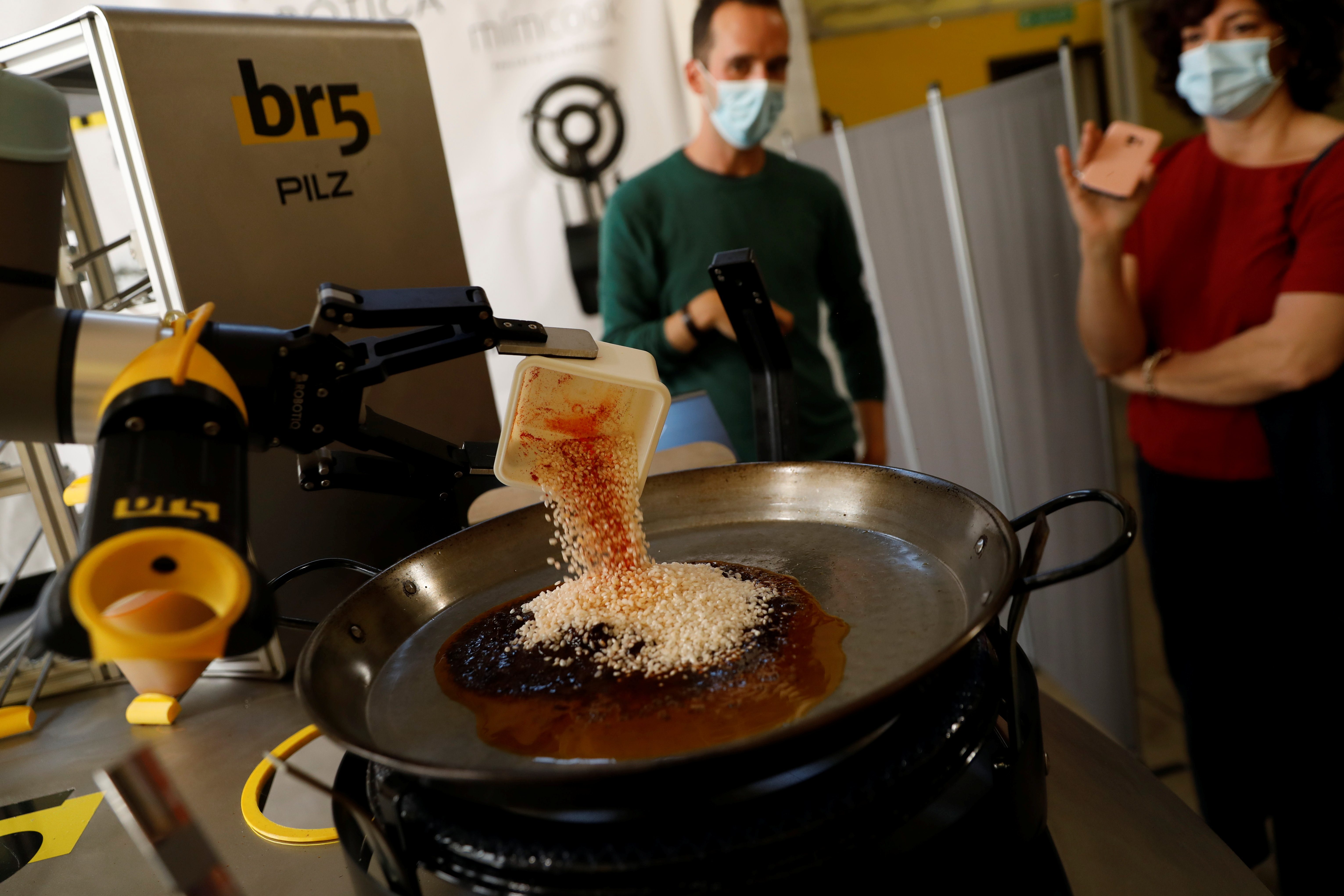 Robot-made paella given thumbs up by Spanish chef