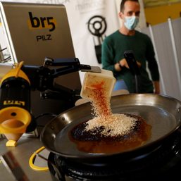 Robot-made paella given thumbs up by Spanish chef