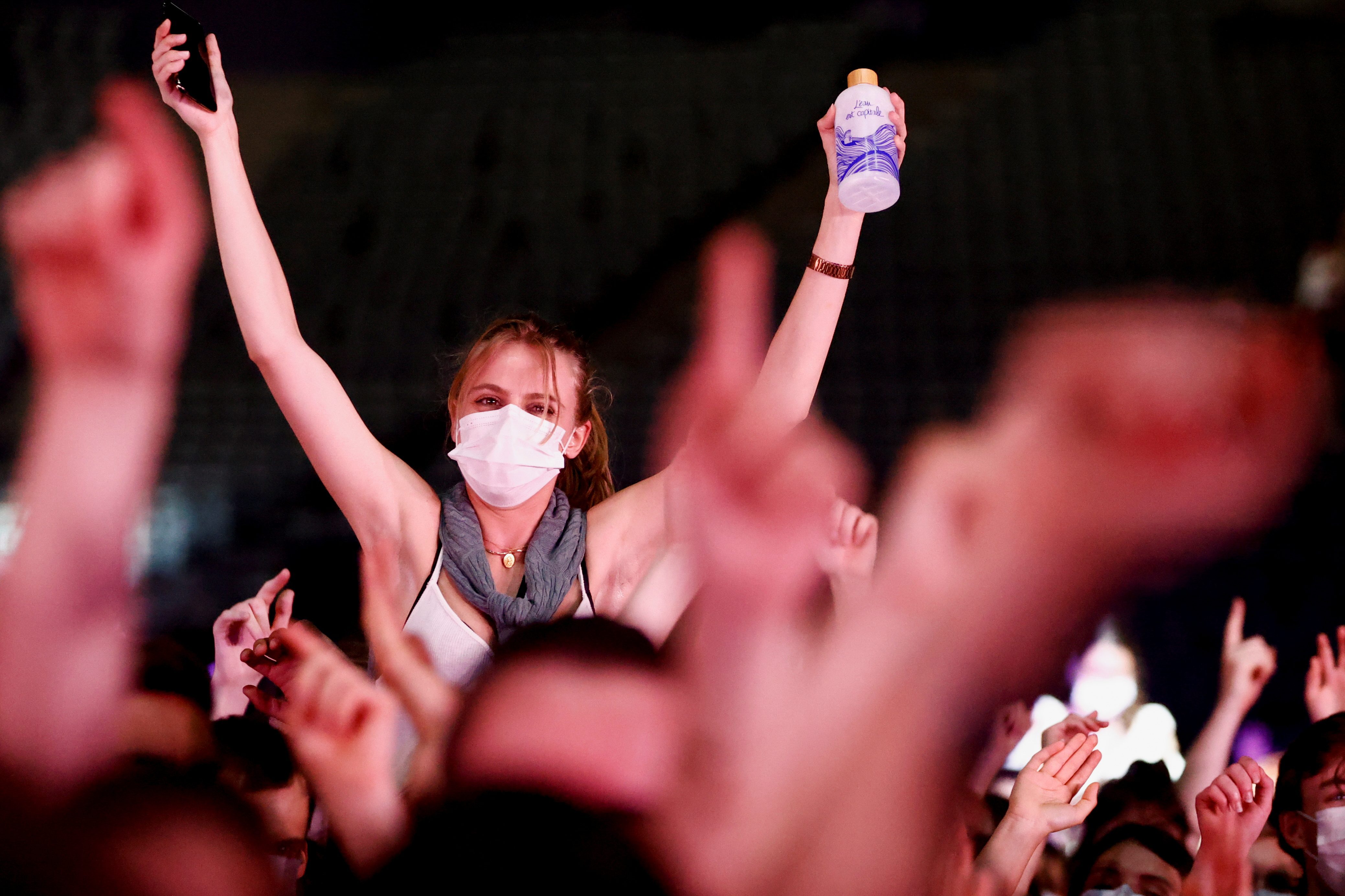 Paris venue hosts indoor rock concert – with masks and virus tests