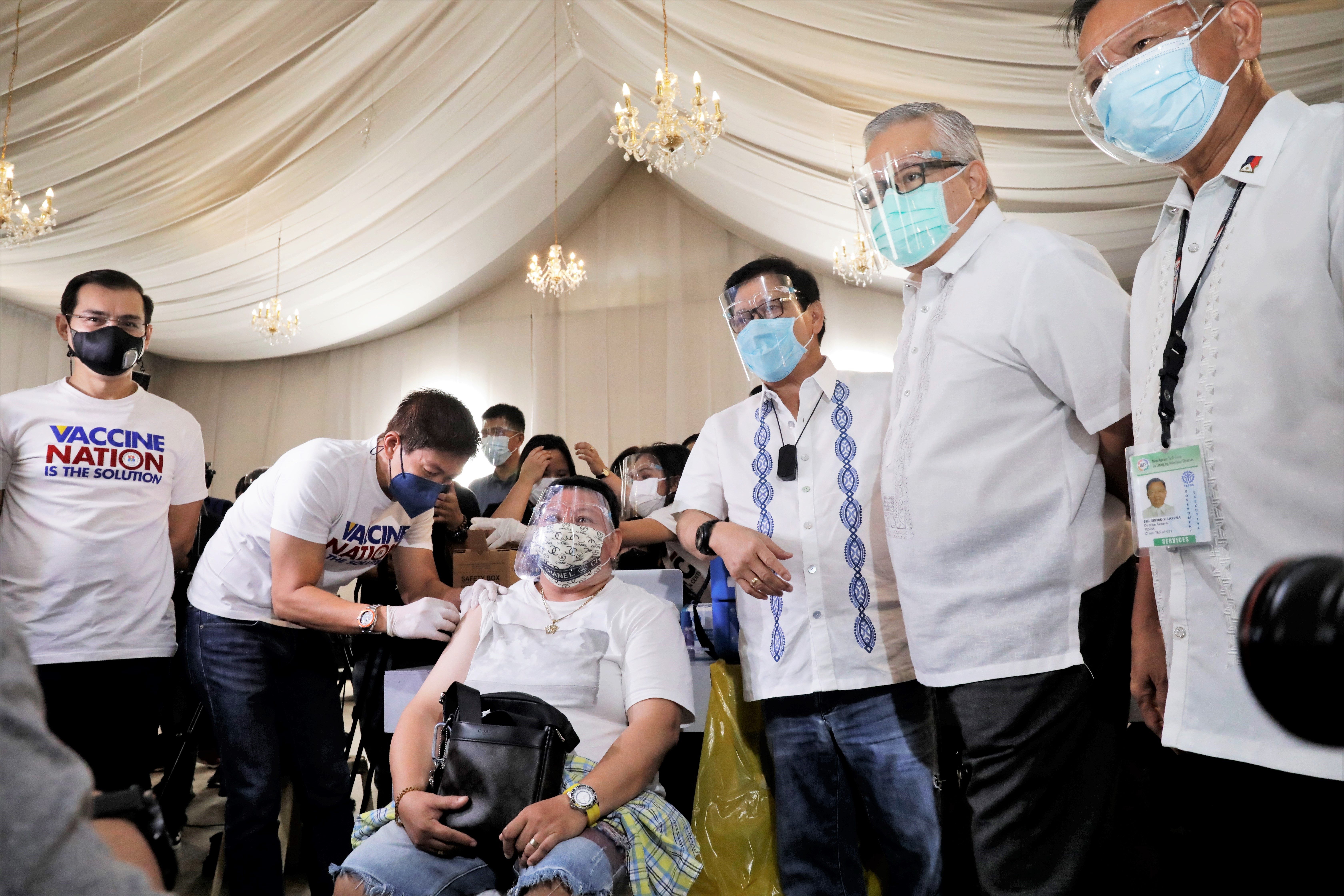 Gov’t starts  vaccination of economic frontliners on Labor Day 2021