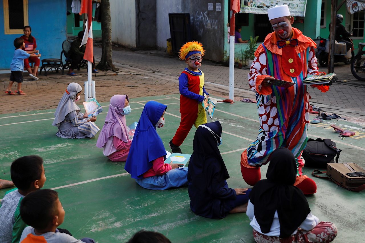 Indonesian teacher dons clown costume to inspire children to learn the Koran