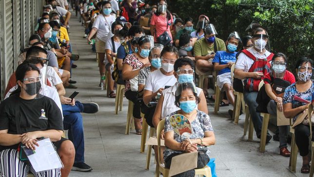 Gov’t preparing to vaccinate economic frontliners, indigent Filipinos
