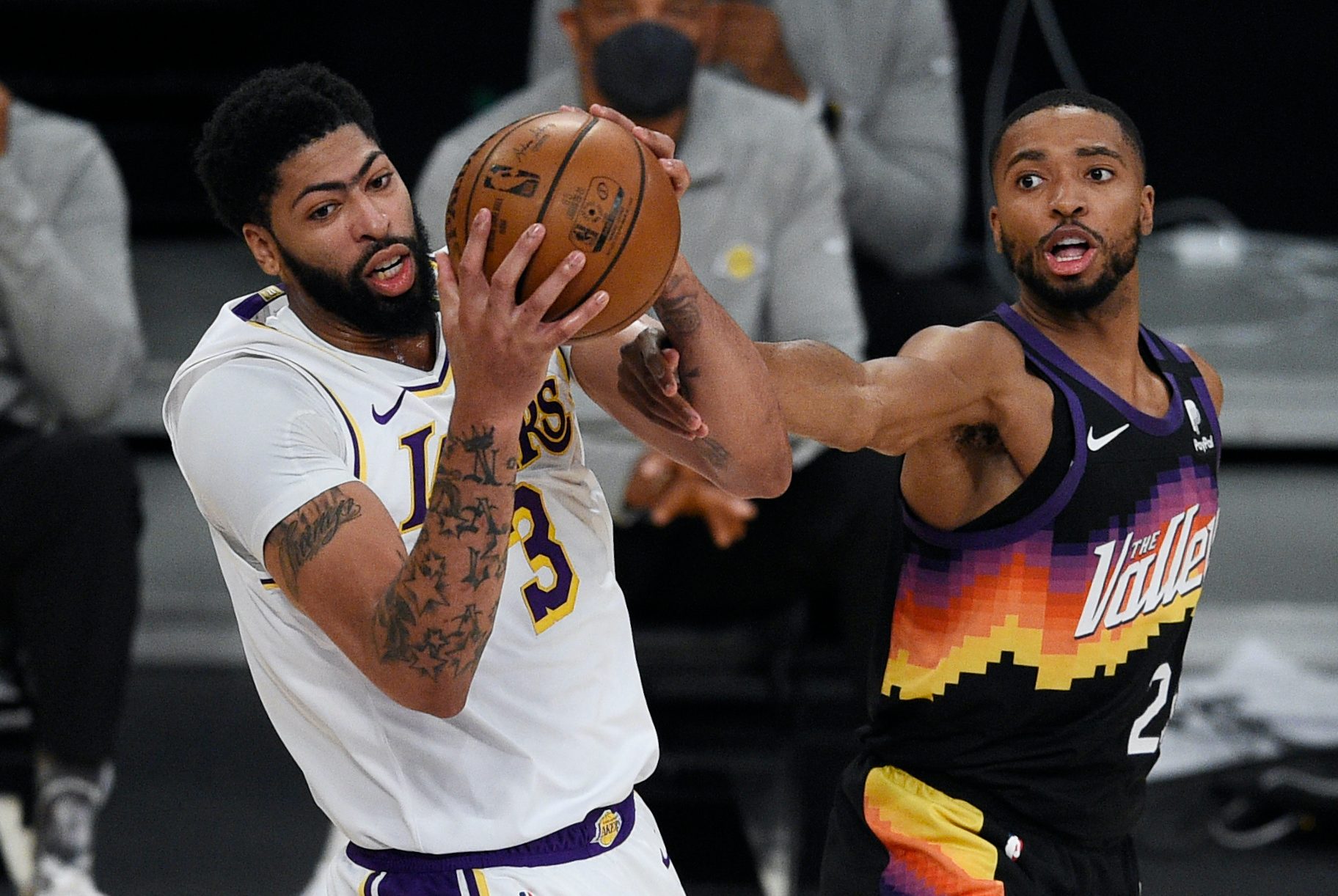 Anthony Davis carries Lakers in win over Suns