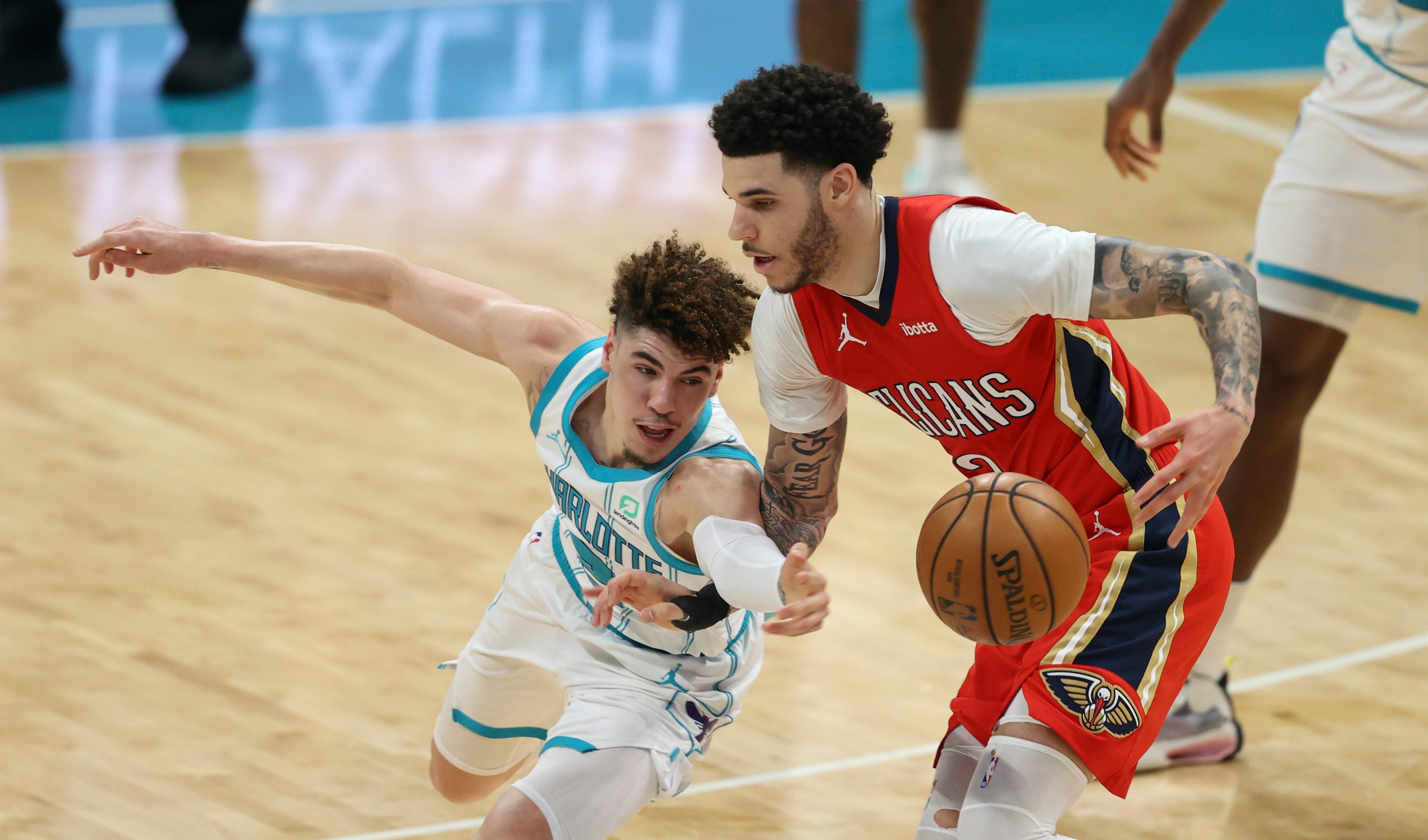 Pelicans keep playoff hopes alive by beating Hornets