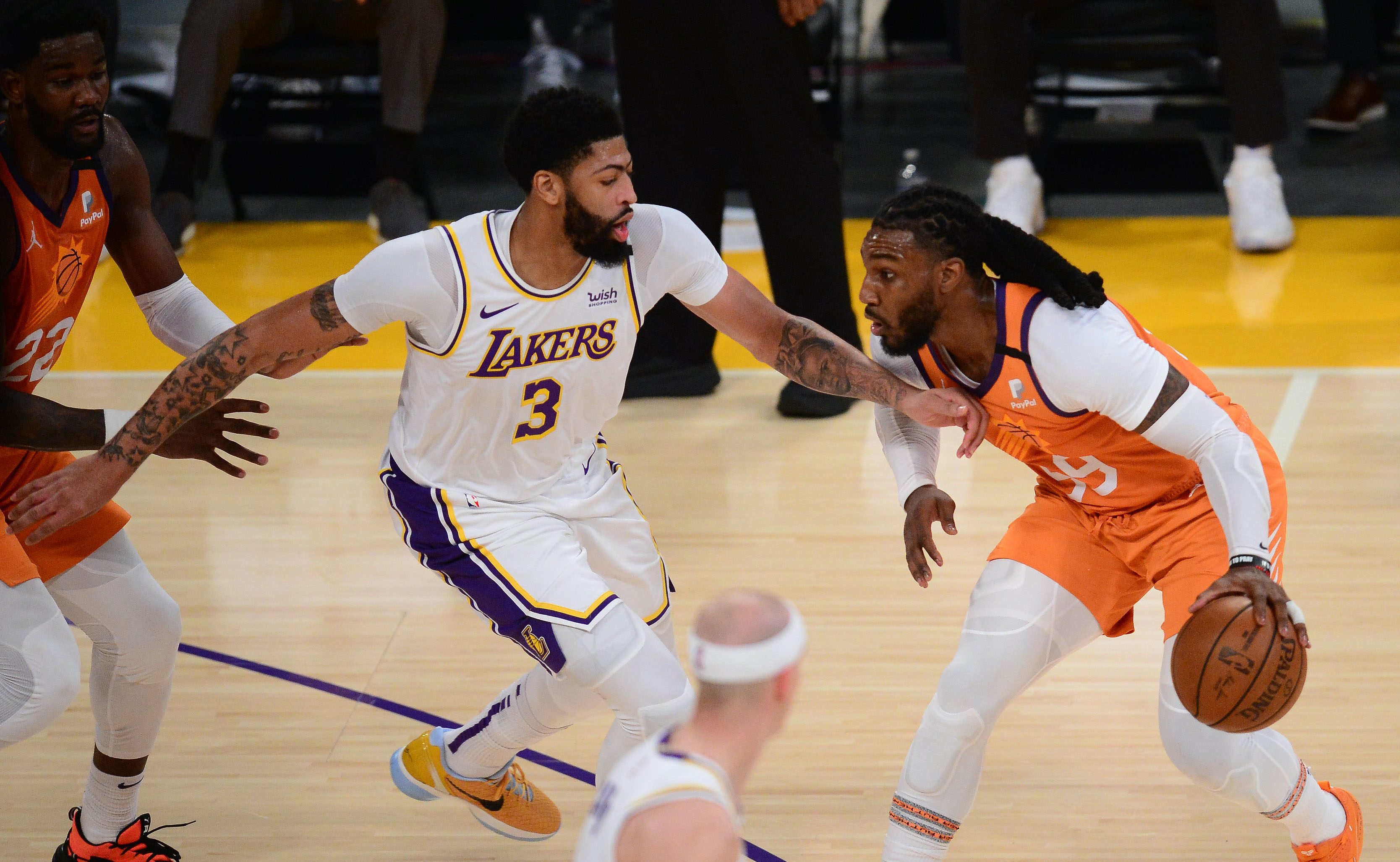 Suns tie series vs Lakers as Davis exits Game 4 with injury