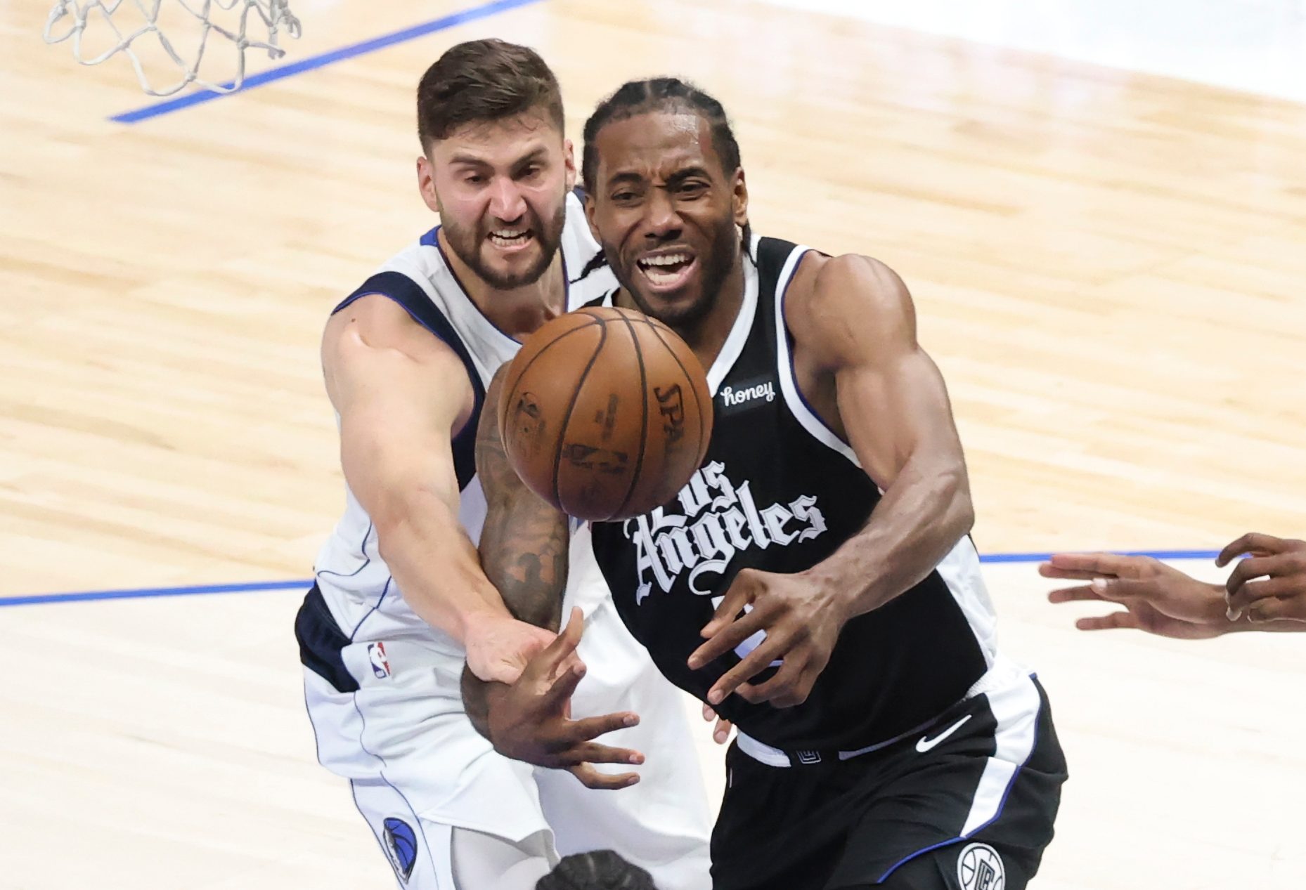 Kawhi leads Clippers past Mavs to even series at 2-2