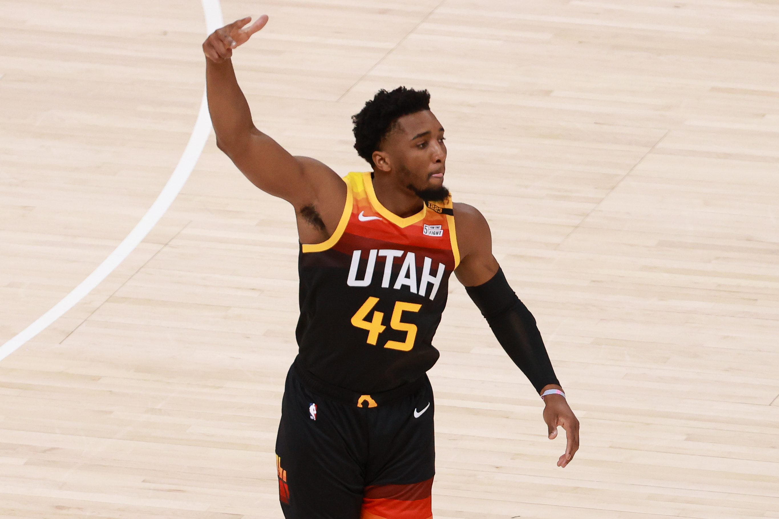Jazz bounce back with rout of Grizzlies to even series