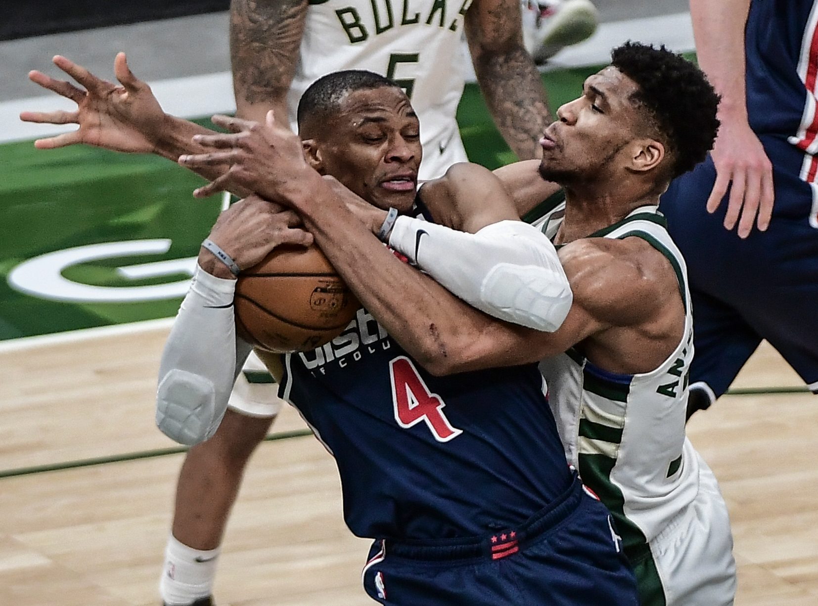Bucks eke out win over Wizards