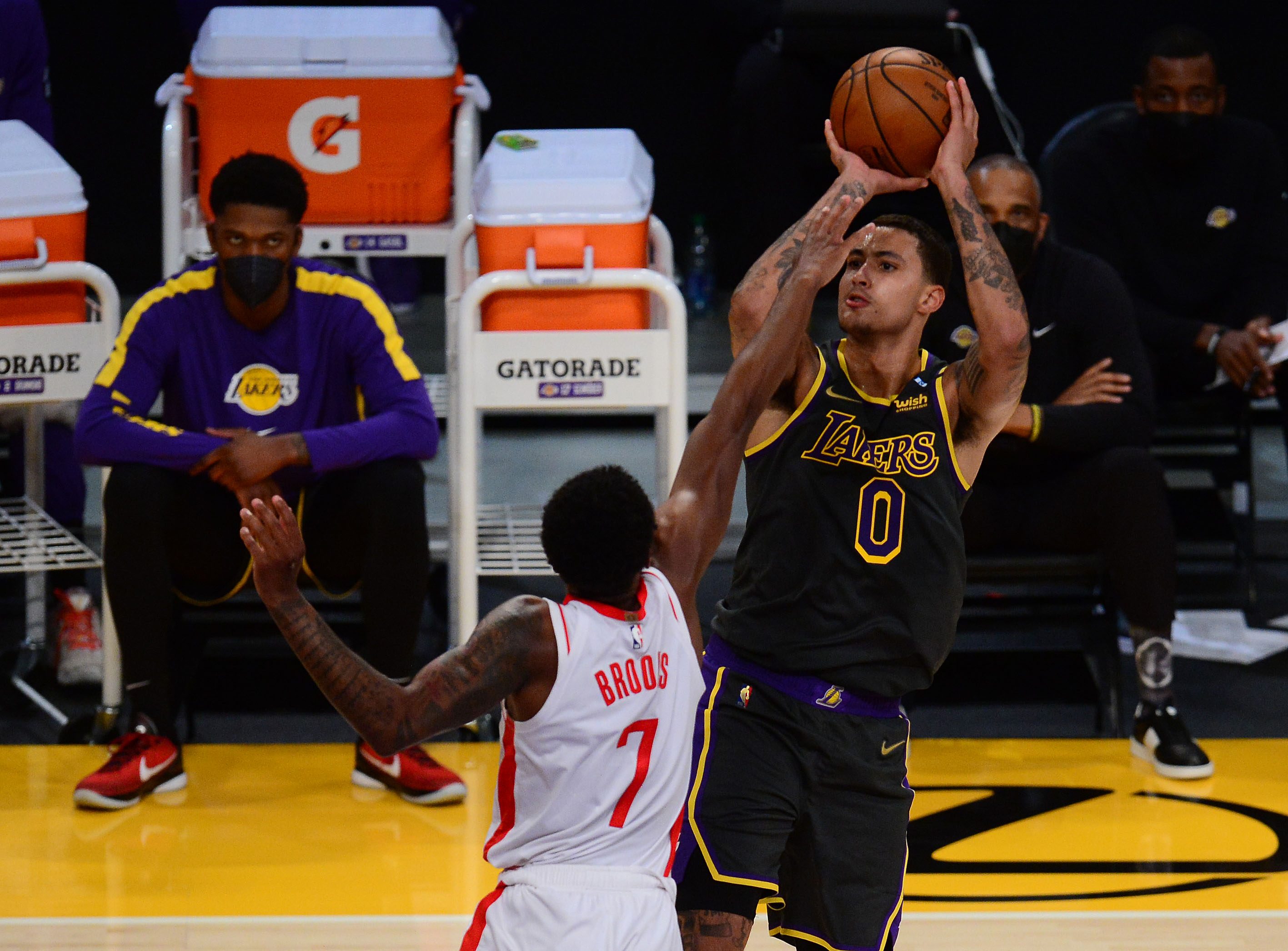 Lakers edge lowly Rockets in final seconds