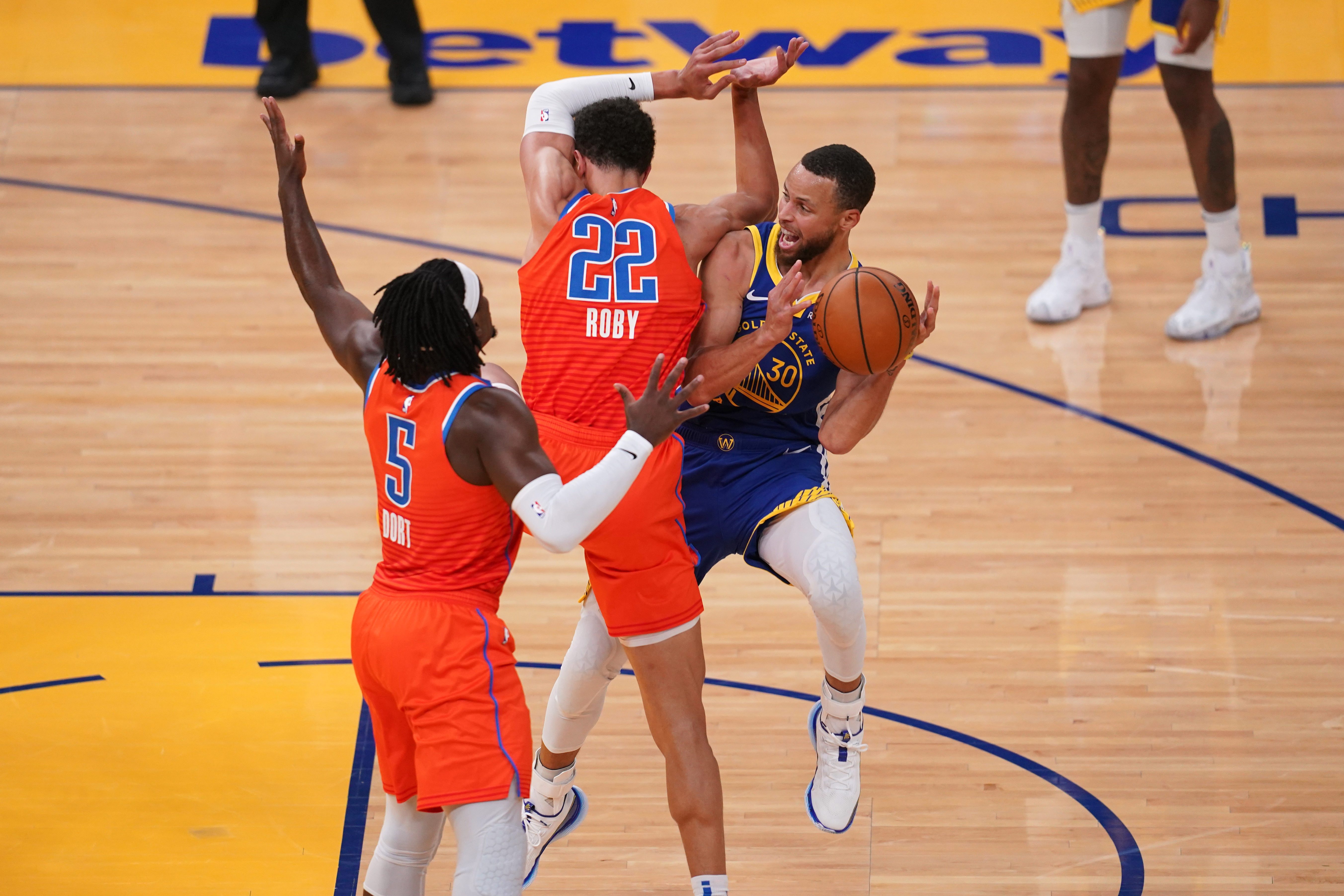 Steph Curry erupts for 49 as Warriors rout Thunder