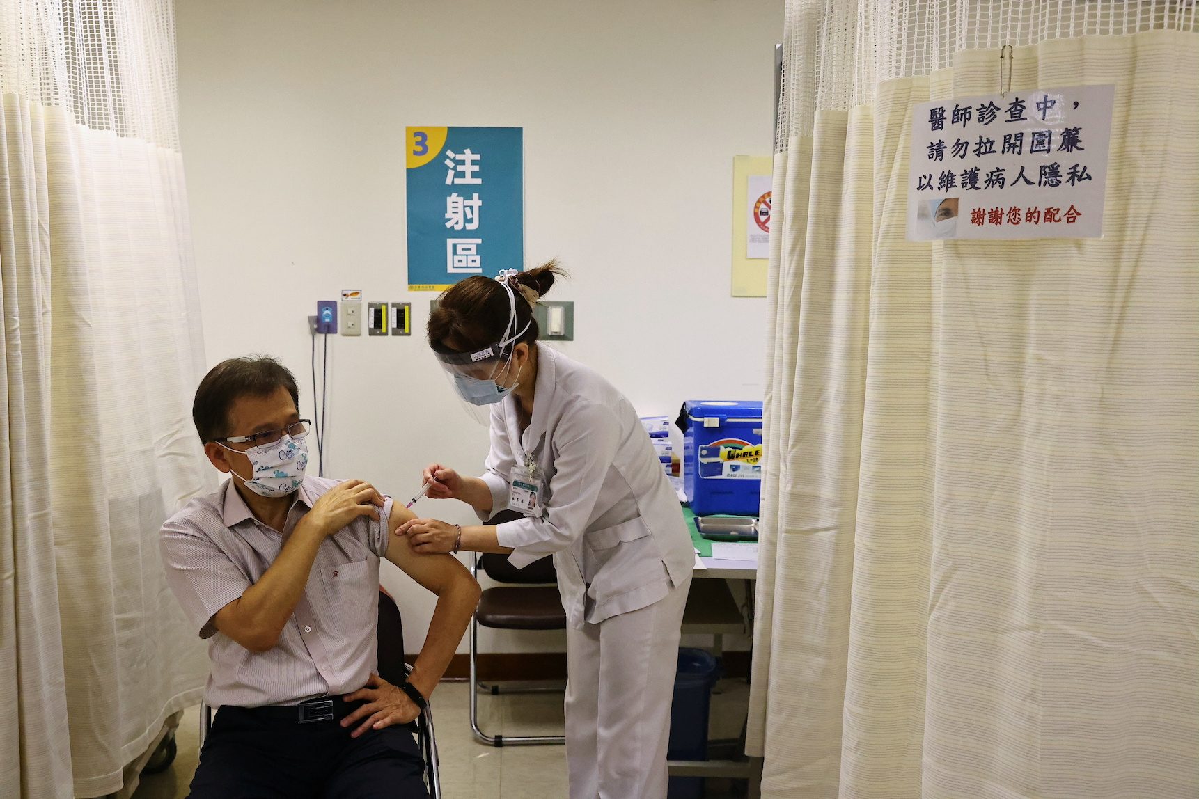 Taiwan presses US health secretary on COVID vaccines