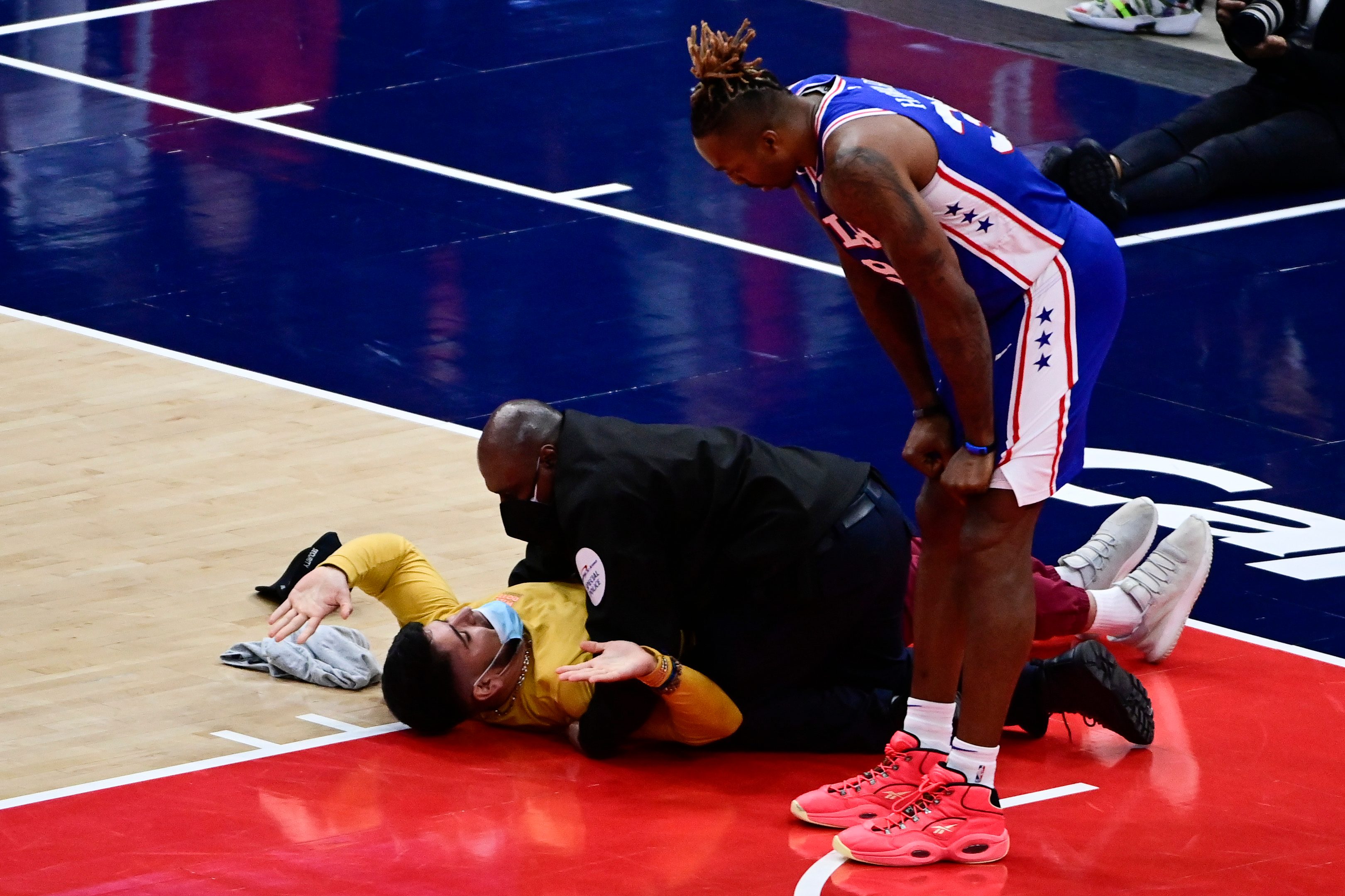 Wizards ban supporter who ran onto court in 76ers game