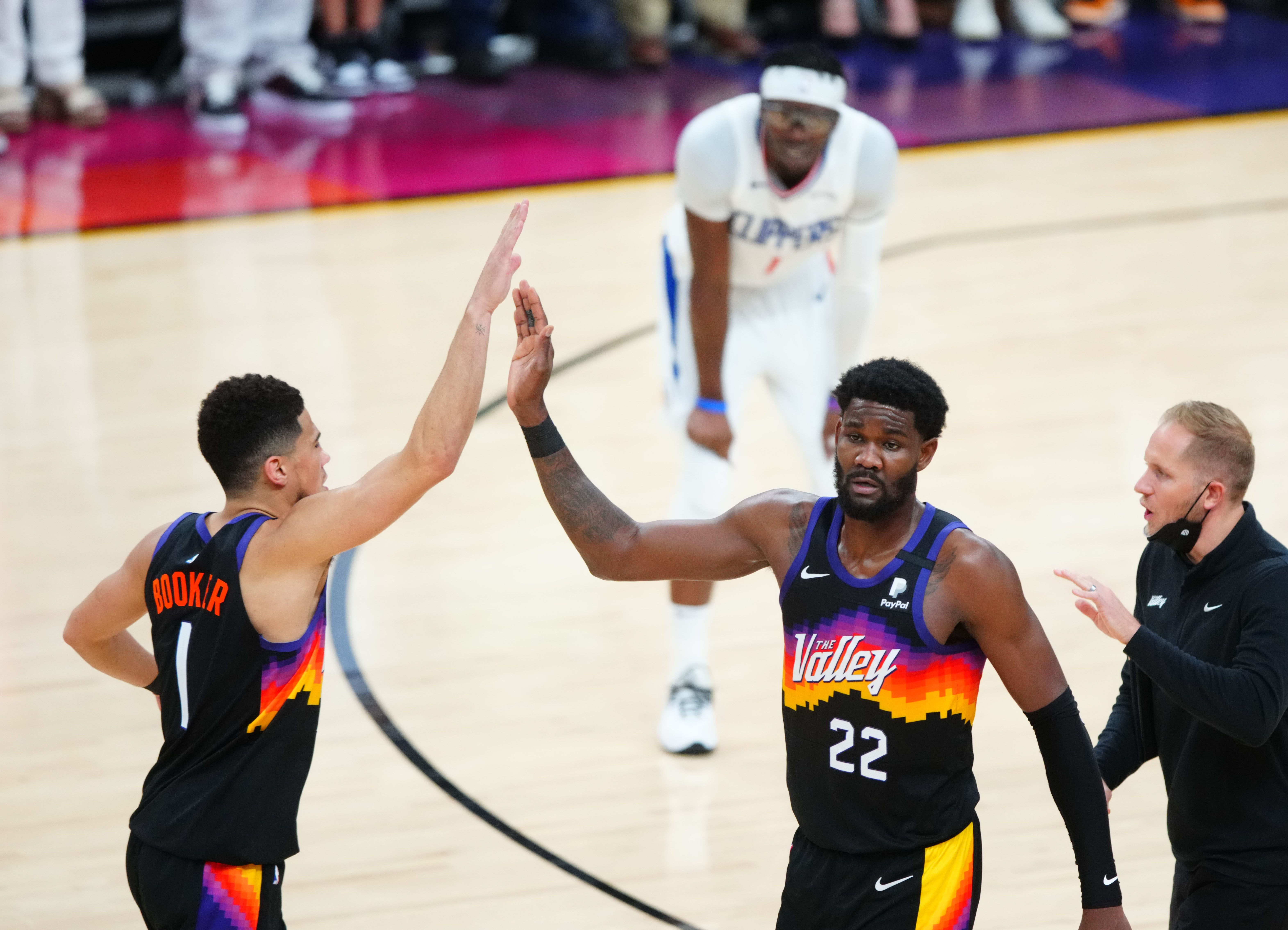 Deandre Ayton’s last-second dunk lifts Suns over Clippers