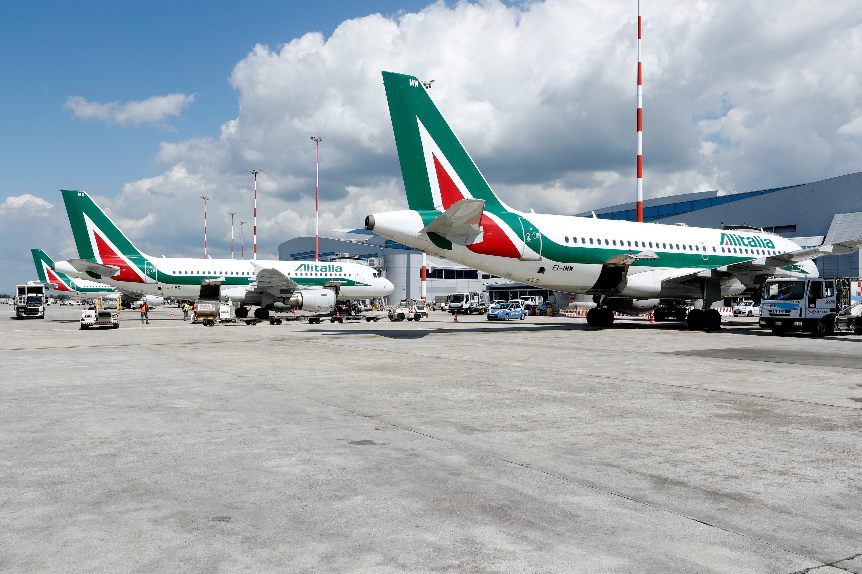 Budget airlines scoop up Italy routes as Alitalia relaunch stalls