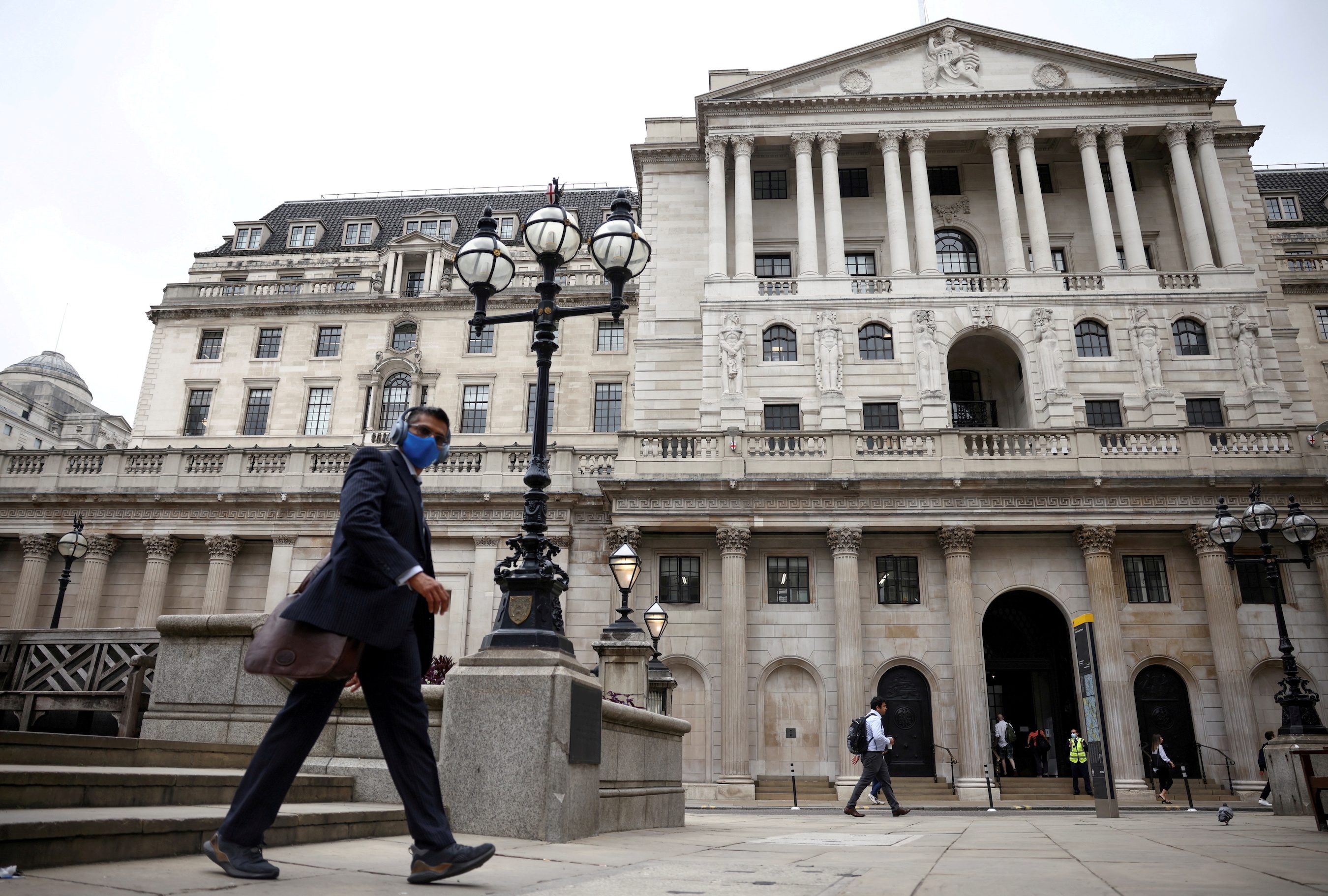 Bank of England sees inflation breaking 3% but keeps stimulus taps open