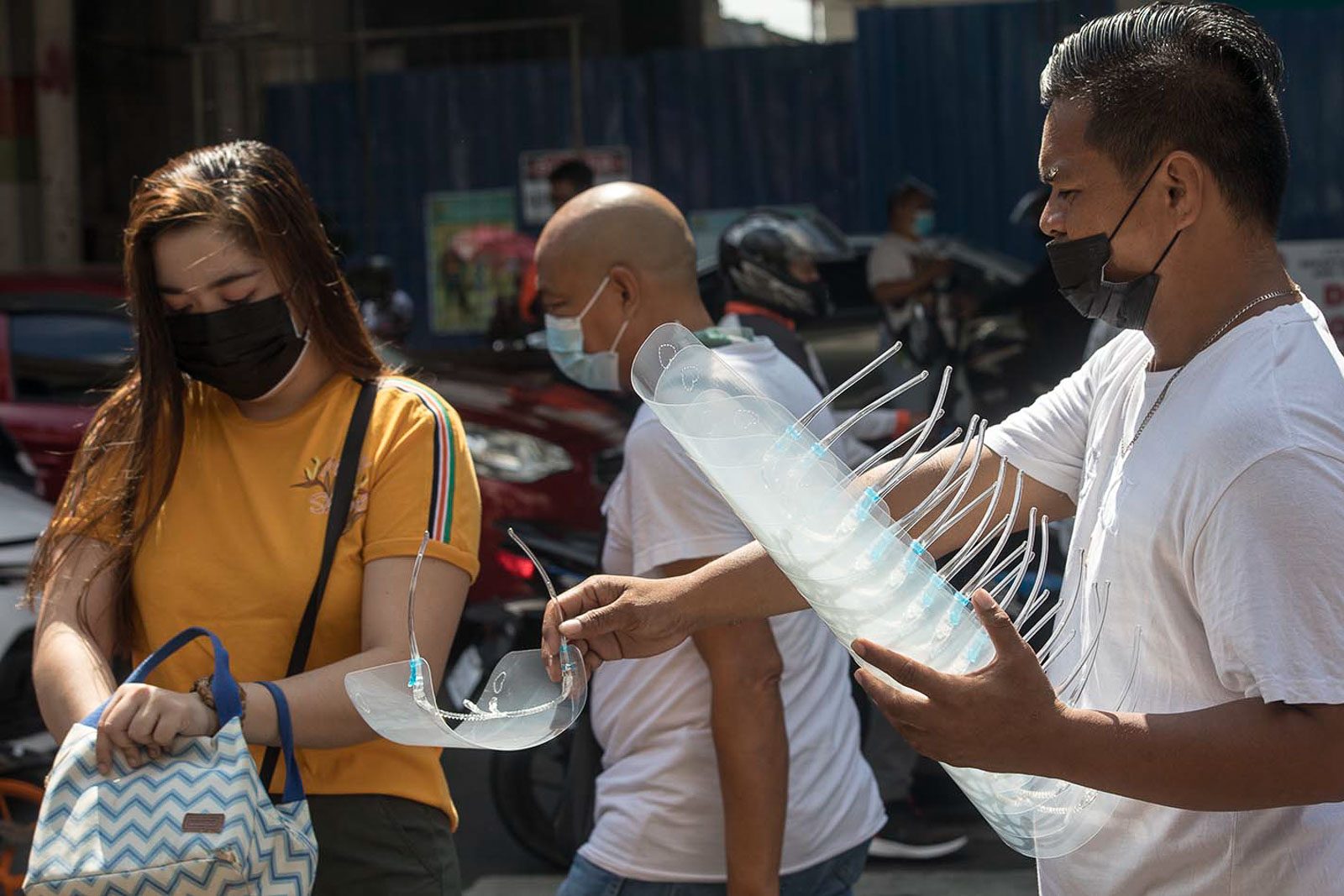 Confusion reigns even after Duterte nixes face shield use outside hospitals