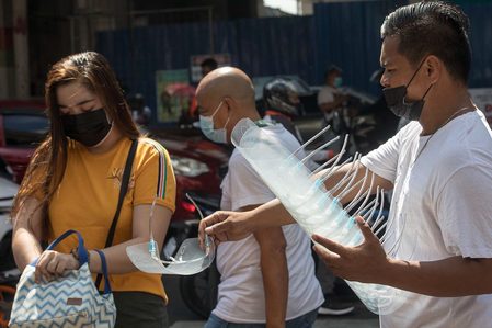 Confusion reigns even after Duterte nixes face shield use outside hospitals