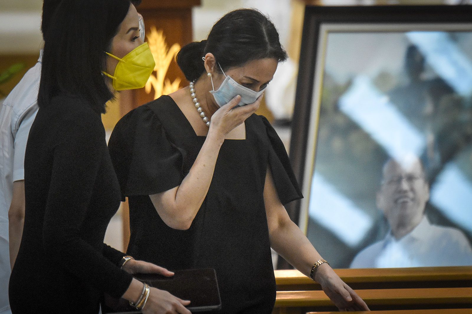 WATCH: Aquino sisters Kris, Ballsy thank mourners at Noynoy’s wake