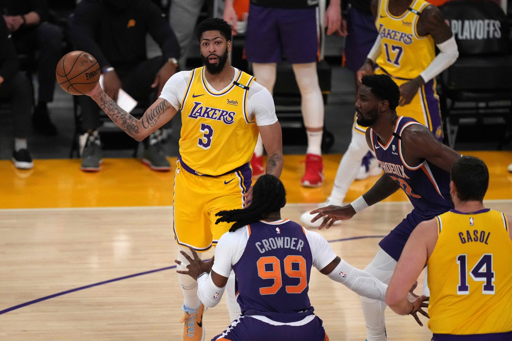 Lakers star Anthony Davis starts, leaves Game 6