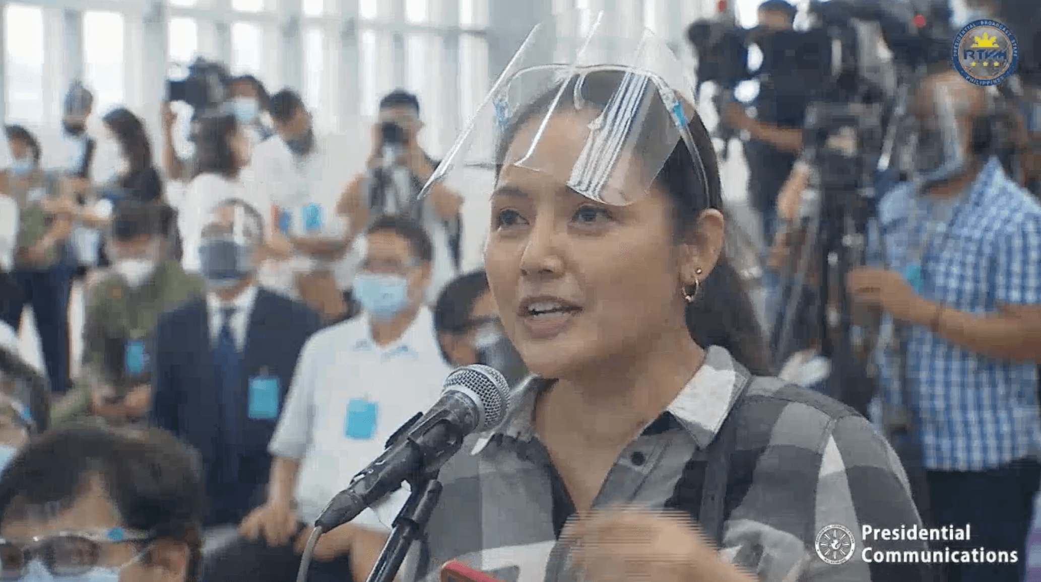 Duterte asks reporter to take off mask, face shield during press conference