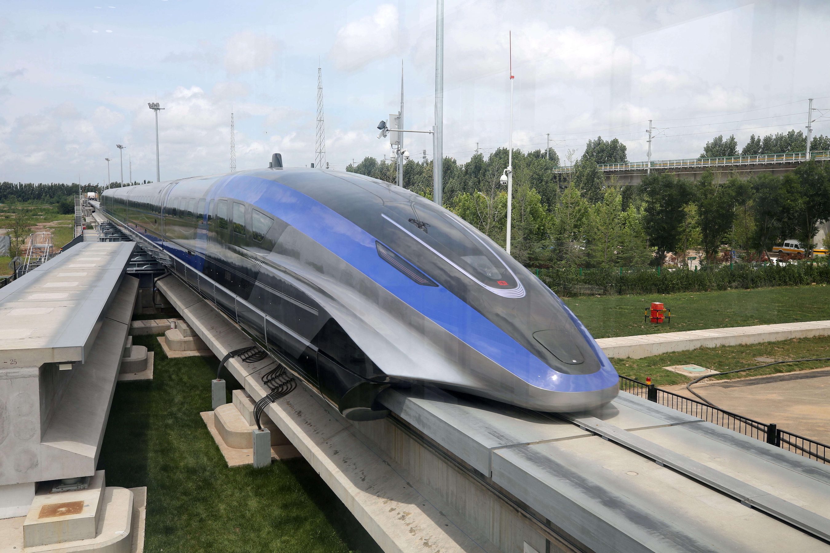 China unveils 600-km/h maglev train