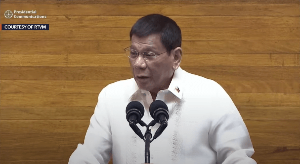 Ad-libbing Duterte struggles to read from teleprompter in final SONA