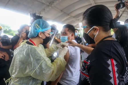 Manila vaccine drive goes 24/7