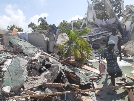 Quake kills hundreds in Haiti, worsening Caribbean nation’s plight