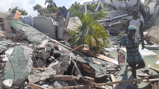 Almost a week after quake, desperate Haitians loot aid trucks