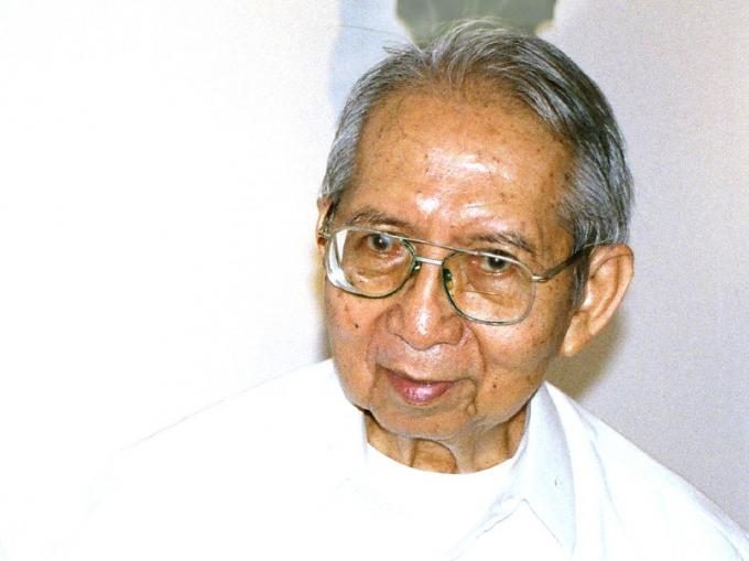 Father Roque Ferriols, pioneer of philosophy in Filipino, dies at 96