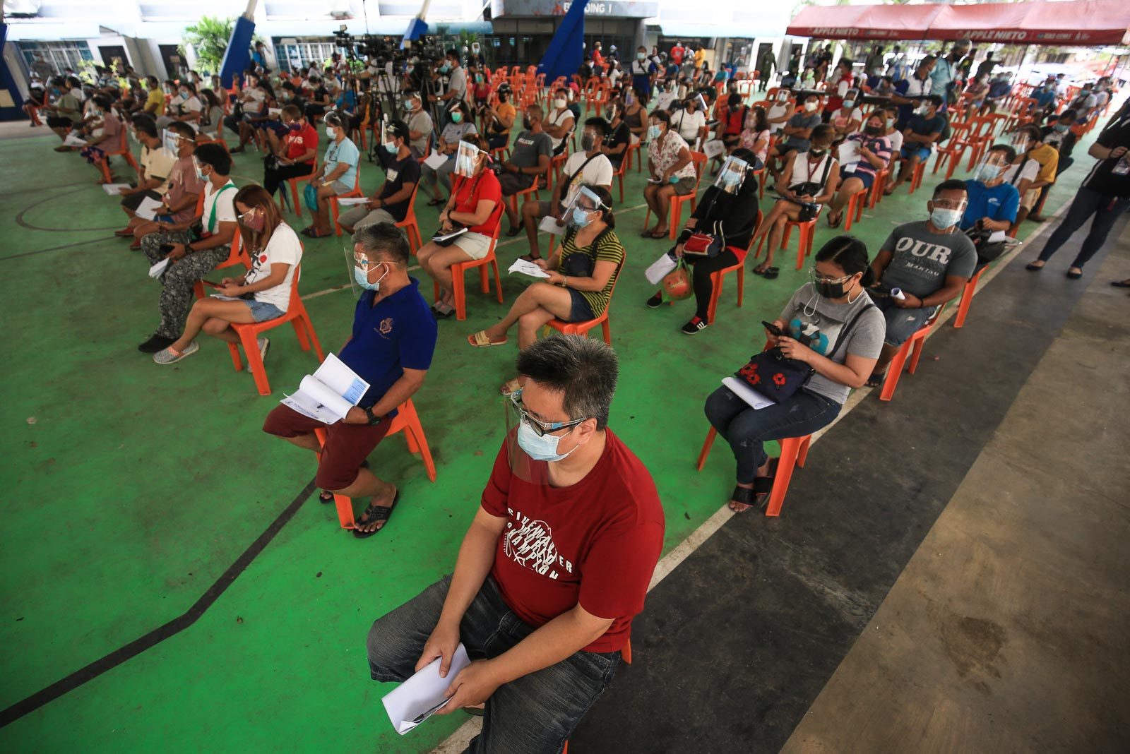 Despite Duterte ‘order,’ Manila LGU leads pandemic aid distribution