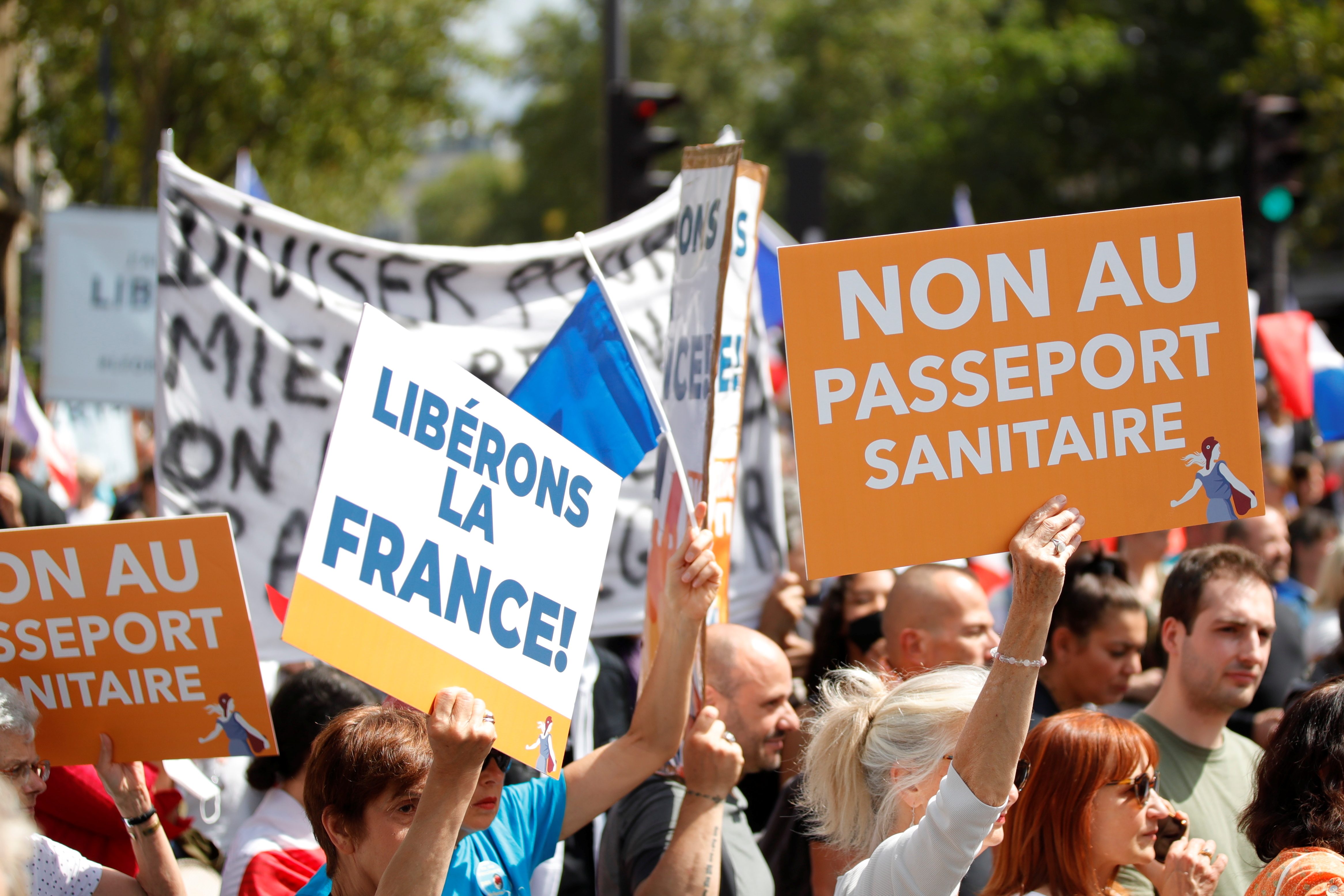 Иносми главное из иностранных. Франции акции протеста против санитарных паспортов Франция. В Бразилии тысячи человек вышли на митинг против диктатуры. Забастовки в Париже лето 2022.