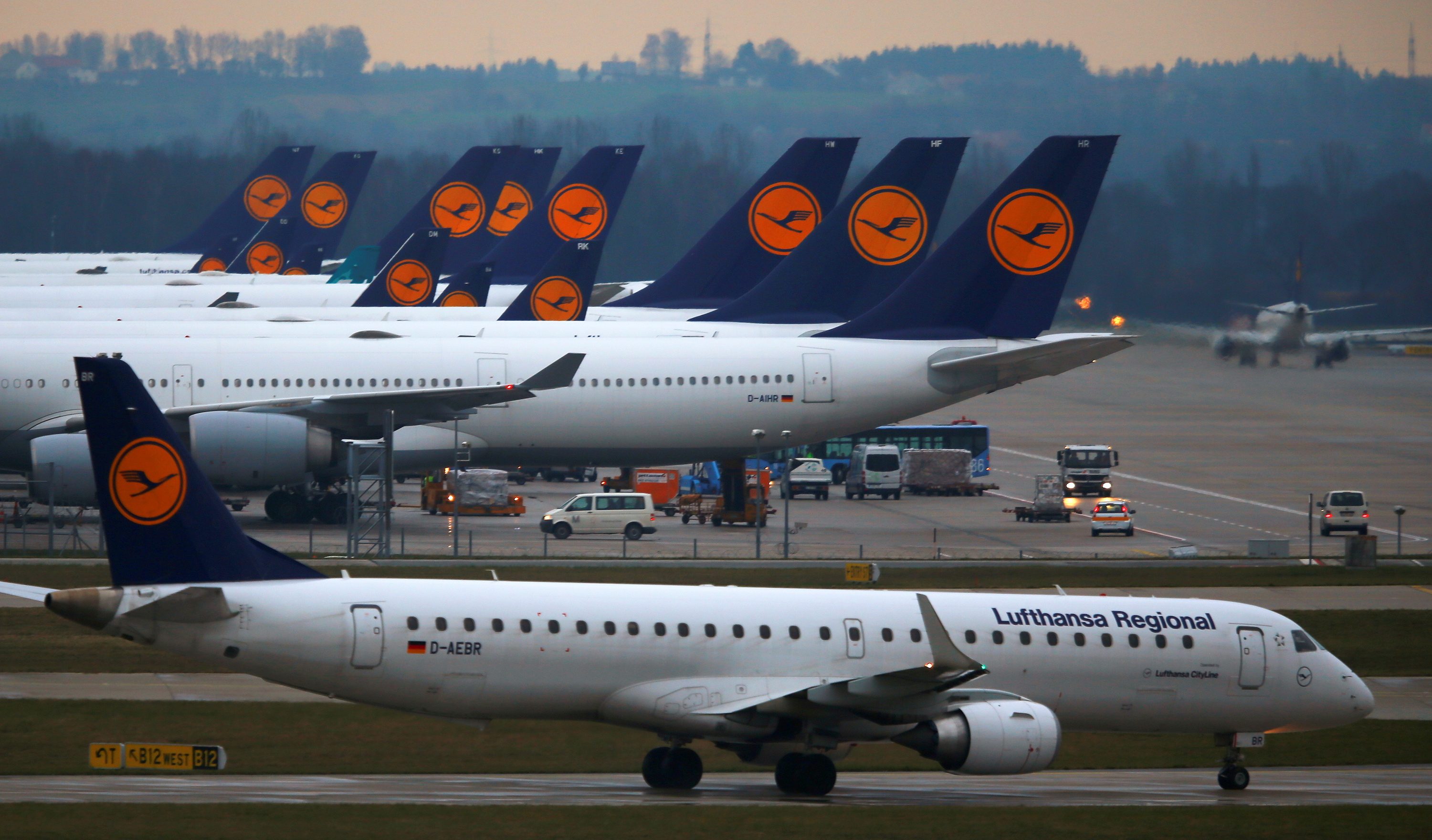 Lufthansa narrows loss on cost cuts, booking recovery
