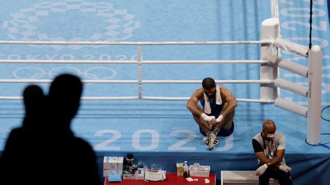 Boxing: France’s Aliev protests with sit-in after disqualification