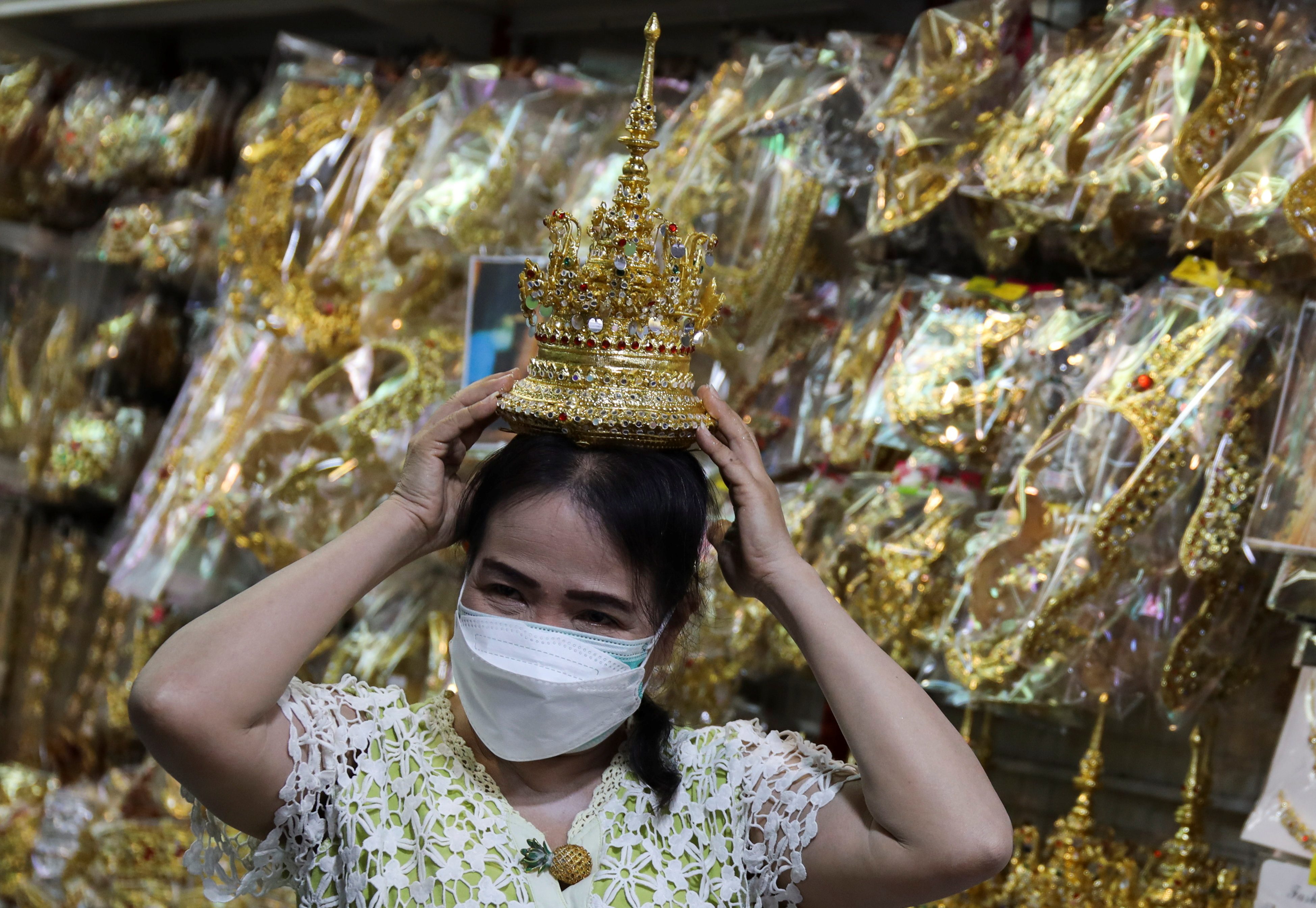 K-pop sensation Lisa thrills Thai fans with traditional headgear