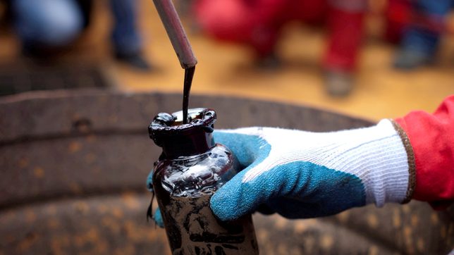 Under US sanctions, Iran and Venezuela strike oil export deal – sources