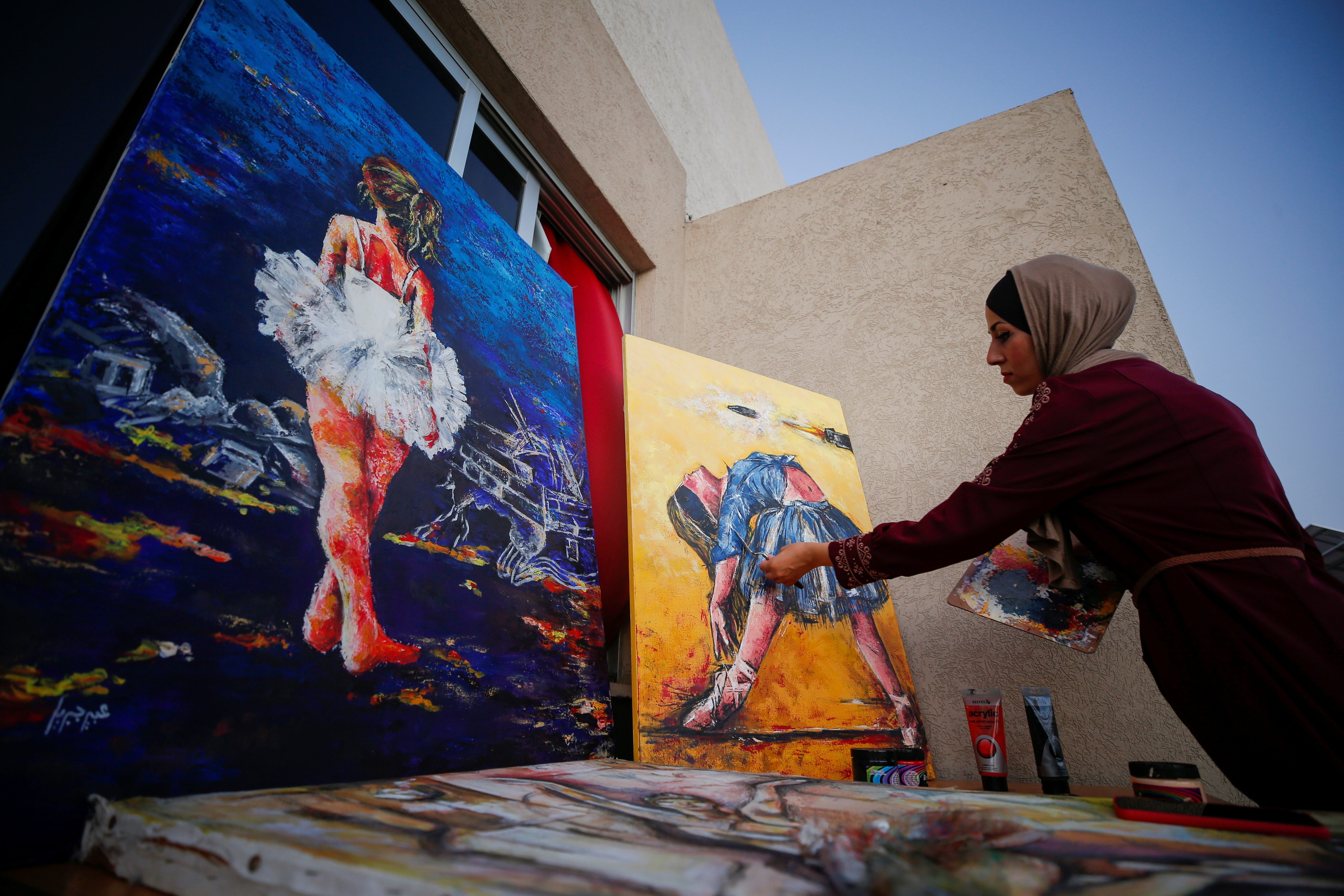 Gaza artist mixes beauty with pain in her ballet paintings