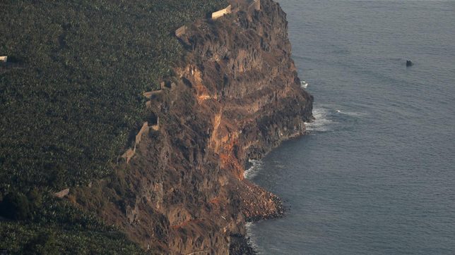 La Palma residents told to lock down as volcano lava pours into sea
