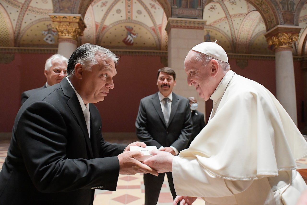 In Hungary, Pope Francis meets PM Orban, his political opposite