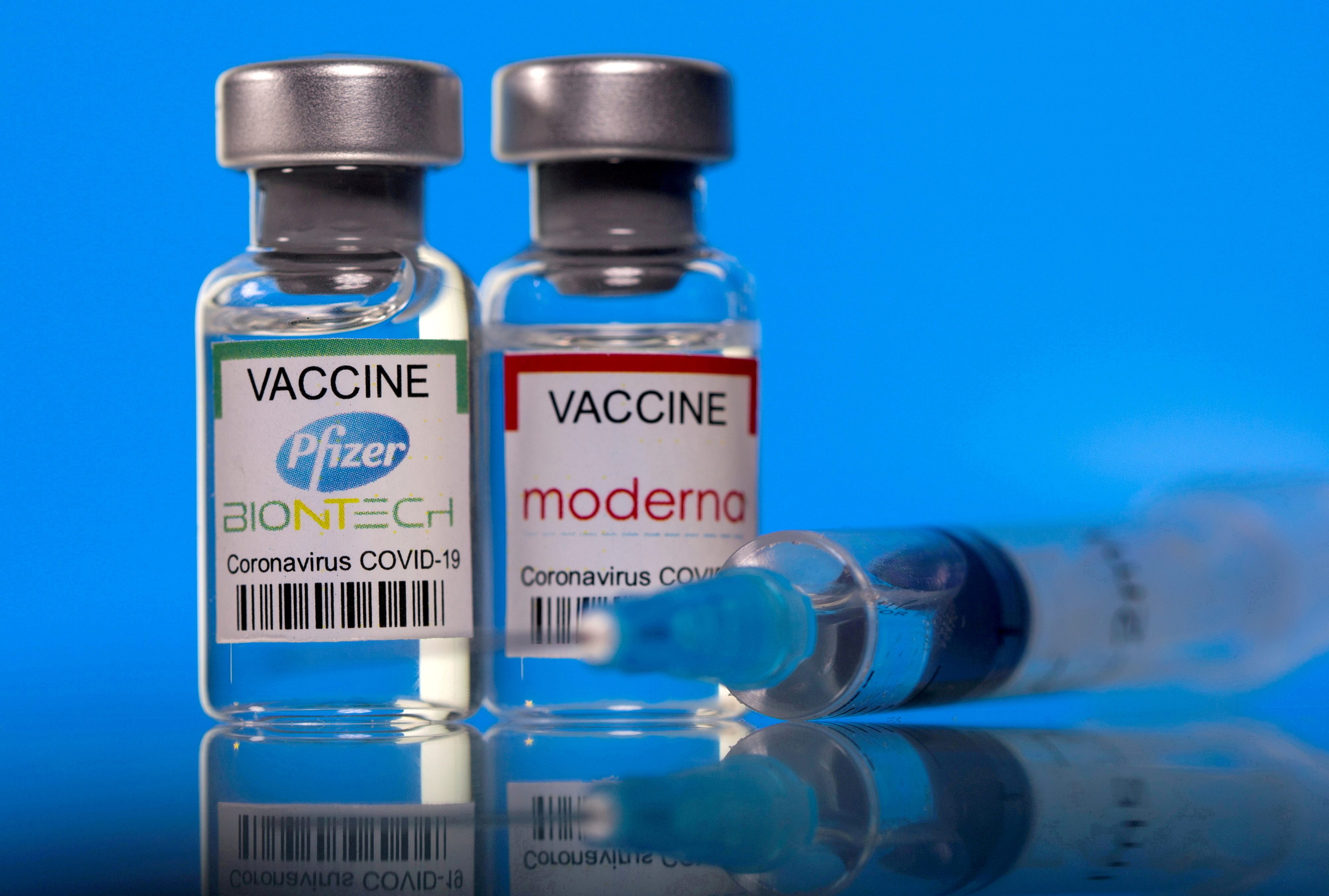 Pfizer on track for US vaccine boosters, Moderna lagging, says Fauci