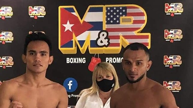 Romero Duno tackles Colombian Jonathan Perez in Miami