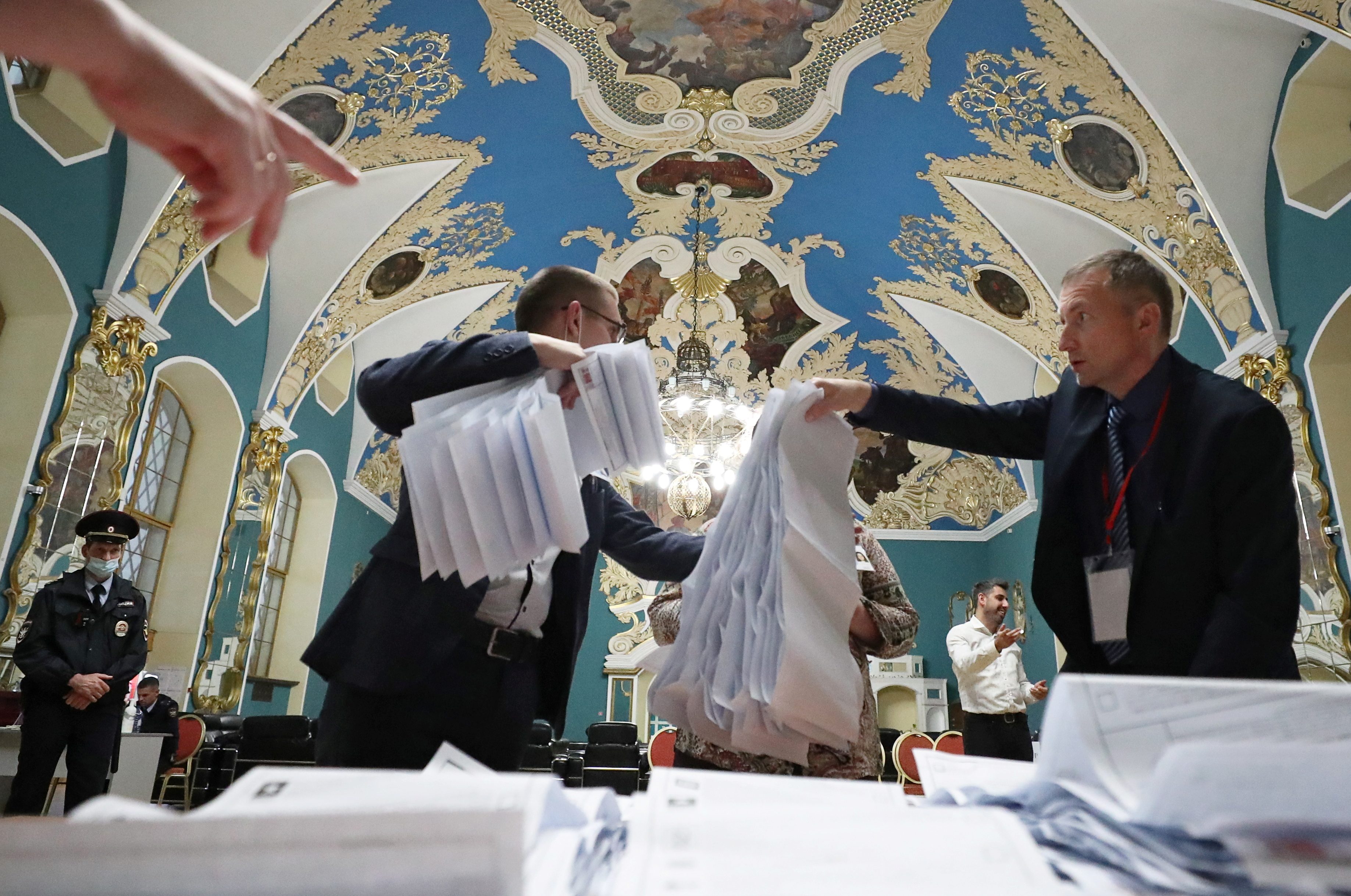 Russian pro-Putin party wins majority after crackdown; foes cry foul